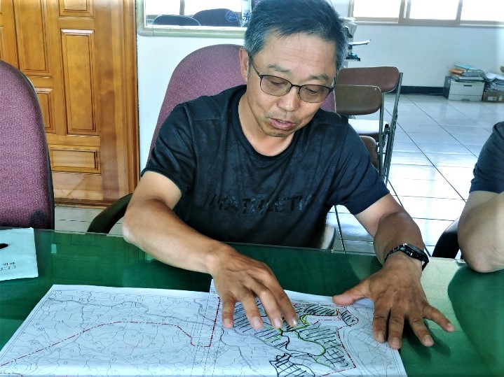 주택단지 반대대책위 위원장을 맡은 이용호 씨가 지도를 들여다 보며 이 사업 계획의 문제점을 설명하고 있다.(사진=김재훈 기자)