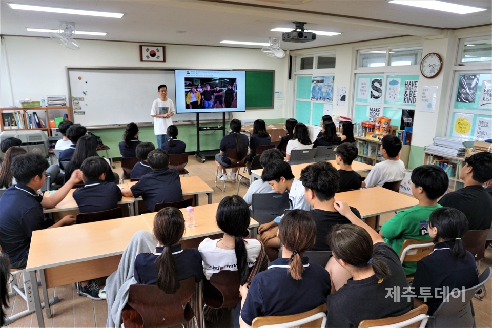 28일 오후 저청중학교에서 힙합 음악가이자 작가인 박하재홍씨가 인문학 특강을 진행하고 있다. (사진=조수진 기자)