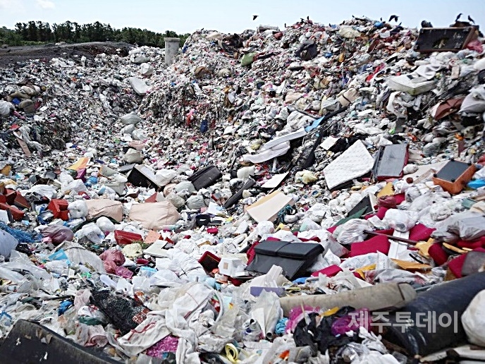 서귀포시 색달 폐기물매립장 내 가연성 쓰레기가 뒤섞여 있다. (사진=제주환경운동연합 제공)