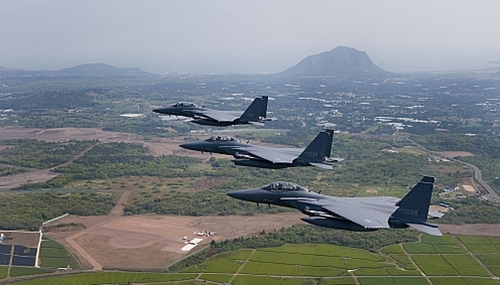 2009년 5월 3일 공군이 항공우주박물관 기공식 축하비행 사전 연습을 했다. 사진은 알뜨르 비행장을 지나는 모습. (사진=제주투데이DB)