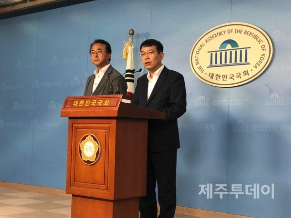 5일 오후 국회에서 정의당 김종대 국회의원(오른쪽)이 고병수 정의당 제주도당위원장(왼쪽)과 함께 기자회견을 열고 있다. (사진=정의당 제주도당 제공)