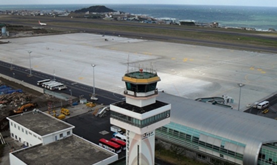 박기춘 의원이 '제주공항 인프라 확충이 무산됐다'는 내용의 한국공항공사 내부자료를 공개해 진위여부에 대한 논란이 예상된다. 사진은 제주공항.