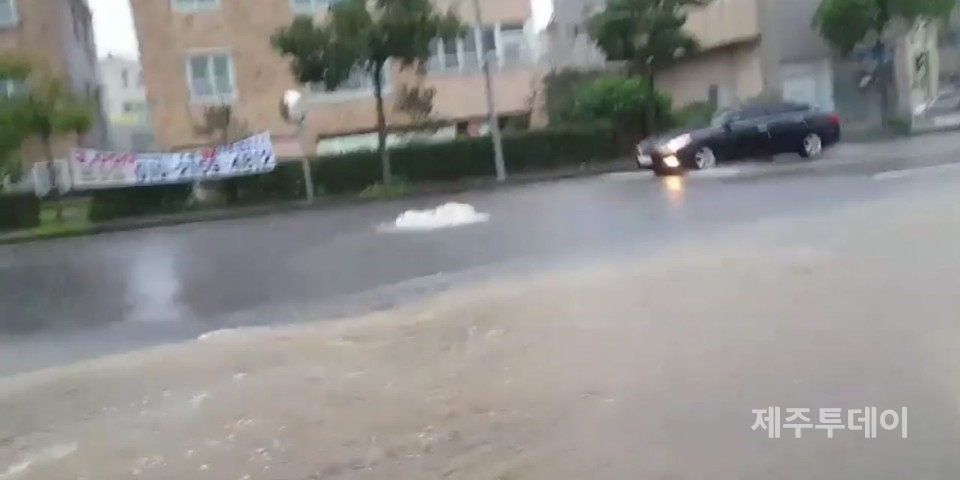 22일 오전 제주시 도남동 인근에서 빗물이 역류해 도로가 침수됐다. (사진=독자 제공)