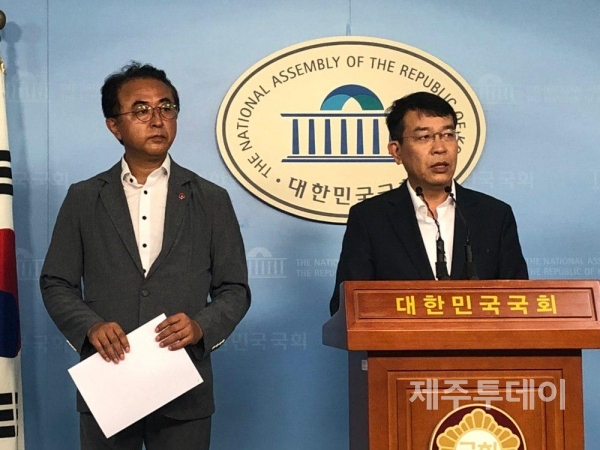 김종대 정의당 국회의원(오른쪽)이 5일 오후 국회에서 고병수 정의당 제주도당위원장(왼쪽)과 함께 기자회견을 열고 있다. (사진=정의당 제주도당 제공)