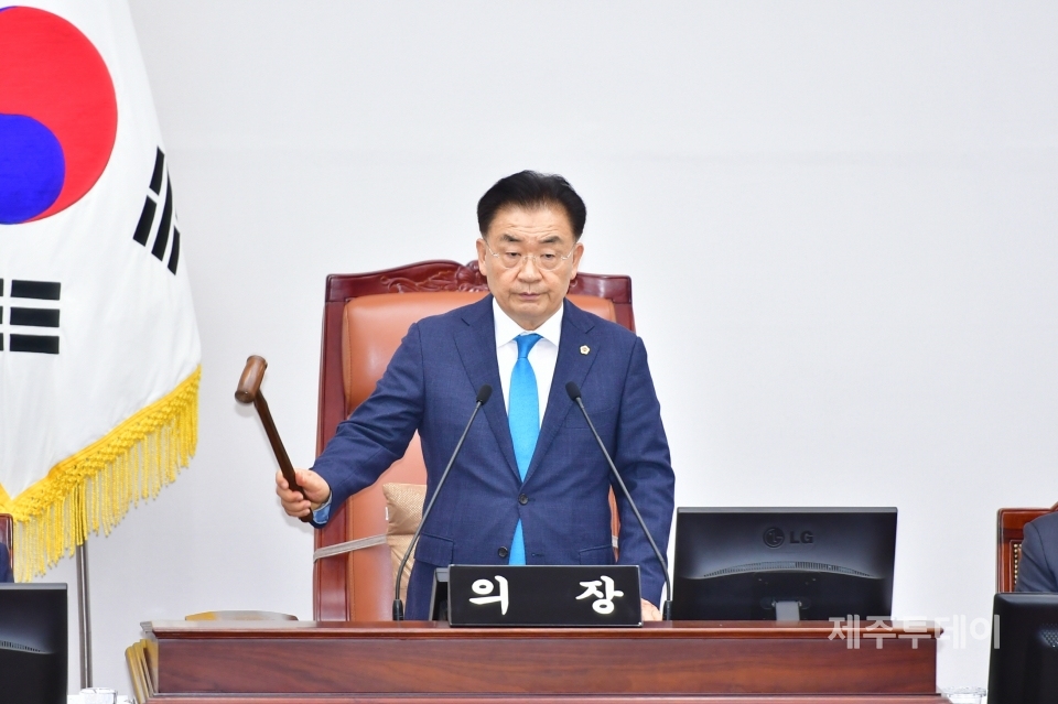 31일 오후 김태석 제주도의회 의장이 도의회 제377회 임시회 2차 본회의 폐회 선언을 하고 있다. (사진=제주도의회 제공)