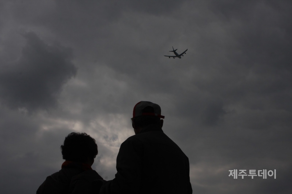 항공기 소음을 확인하기 휘애 제주공항을 방문한 제2공항 피해지역 주민들(사진=김재훈 기자)