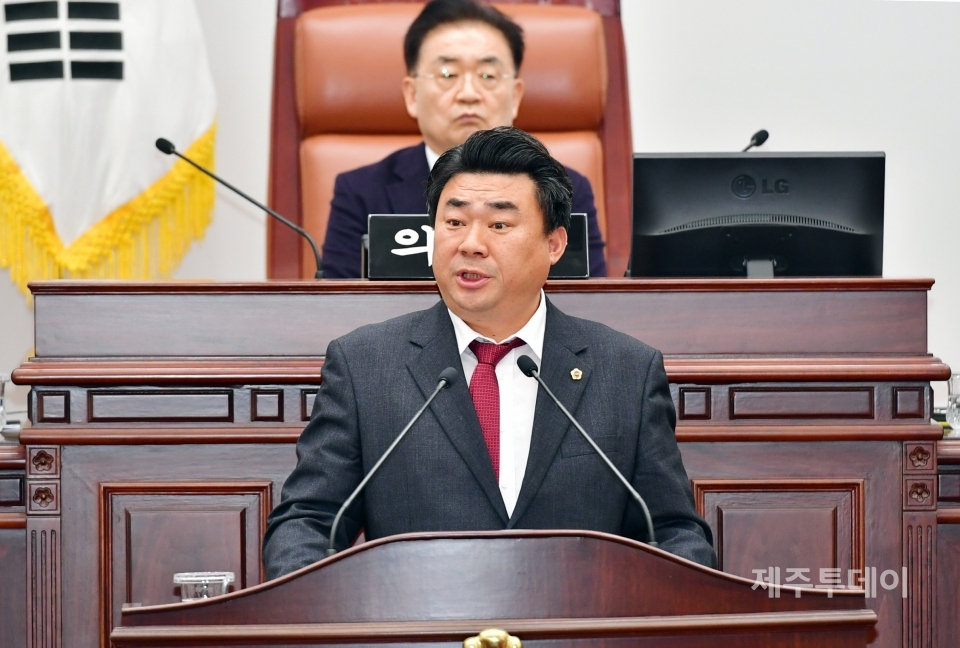 강충룡 의원이 20일 제주도의회 제378회 2차 정례회 4차 본회의에서 진행된 도정질문에서 질의하고 있다. (사진=제주도의회 제공)