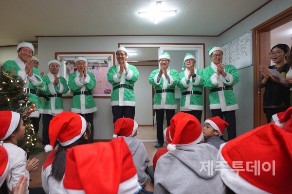 행복나눔지역 아동센터에서 '2019 산타원정대' 행사를 진행하고 있다. (사진=제주은행 제공)