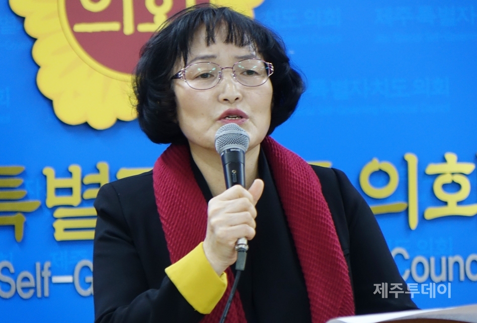 8일 오전 제주시을 자유한국당 예비후보로 등록한 강승연씨가 출마 기자회견을 열고 있다. (사진=조수진 기자)