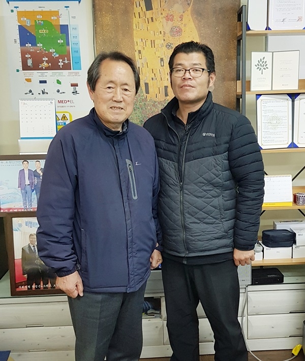 보청기를 전달받은 김태환 전 지사(사진 왼쪽) 제주 그랜드보청기