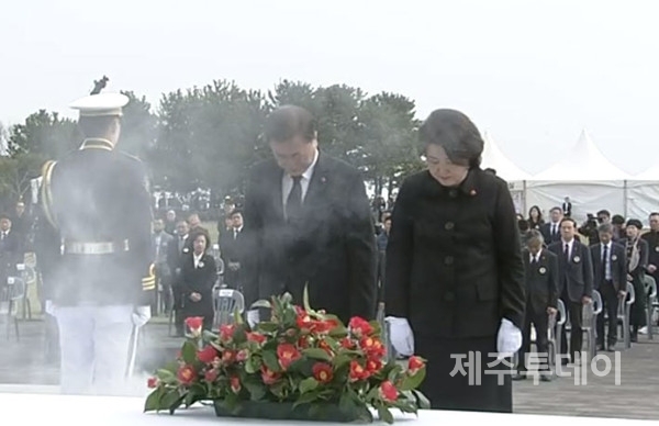 제72주년 4.3추념식에서 분향하고 있는 문재인 대통령과 김정숙 여사(사진=공동취재단)