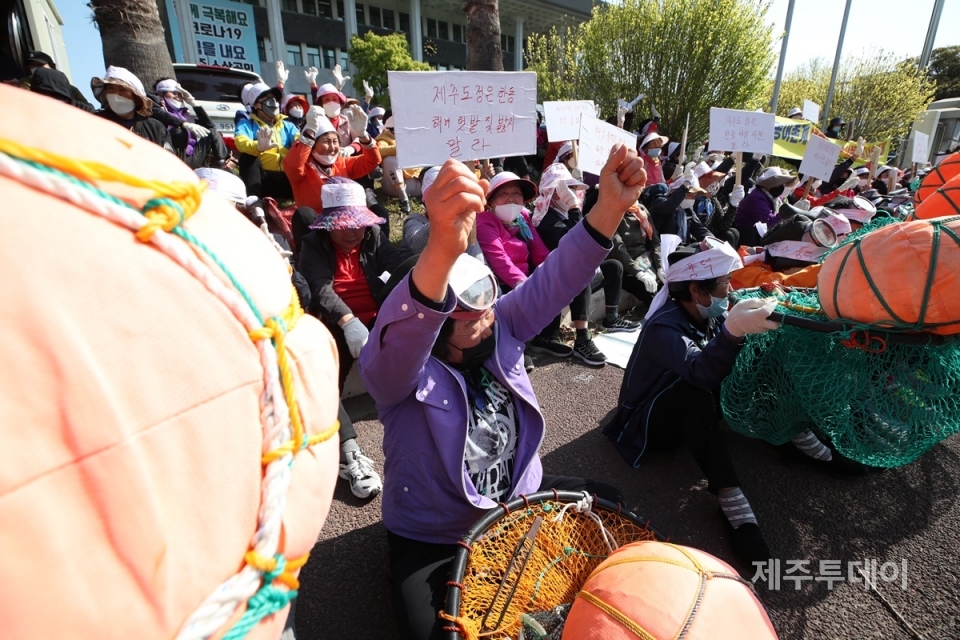 28일 제주도의회 앞에서 대정읍 주민 해녀들이 대정해상풍력발전 사업 중단을 촉구하는 집회에 참가하고 있다. (사진=제주투데이DB)
