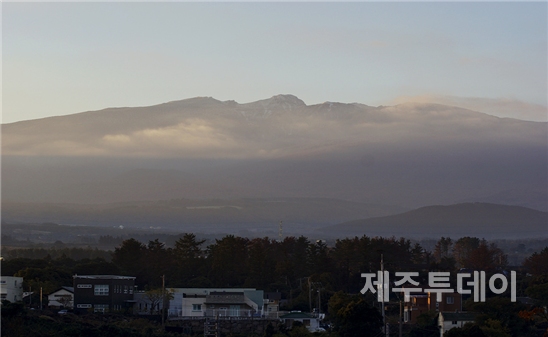 구름에 싸여 있는 한라산 풍경(사진=김일영 작가)