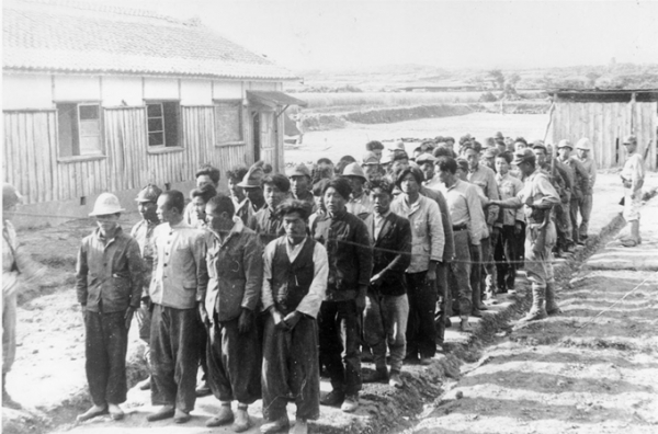지난 1948년 제주농업학교 수용소에 붙잡혀와 심문을 받기 위해 기다리는 수용자들. (사진=제주4·3사건진상조사보고서)