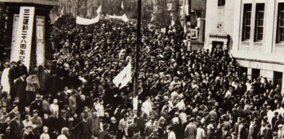 1947년 3월 1일 제주 관덕정 앞 시위행렬 모습. (사진=제주4·3평화재단)