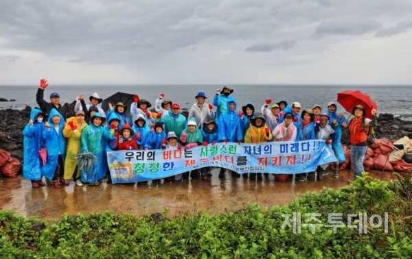 지난 24일 ㈔제주바다환경보전협의회가 애월읍 가문동 일대 해안에서 해양 쓰레기를 수거한 뒤 기념촬영을 하고 있다. (사진=안진언 제주바다환경보전협의회원)