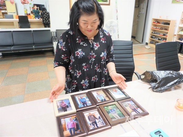 지난 29일 제주시 외도2동에 위치한 작은나눔봉사회 사무실에서 김순섭 회장이 어버이날에 찍은 '장수사진'을 보여주고 있다. (사진=조수진 기자)