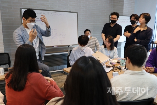 김종현 제주더큰내일센터장과 탐나는인재들이 토론하고 있다. (사진=제주더큰내일센터 제공)