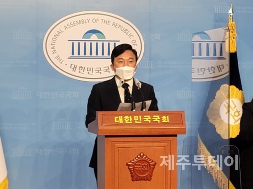 지난 20일 오전 국회 소통관에서 원희룡 제주도지사가 기자회견을 열고 있다. (사진=제주특별자치도 제공)