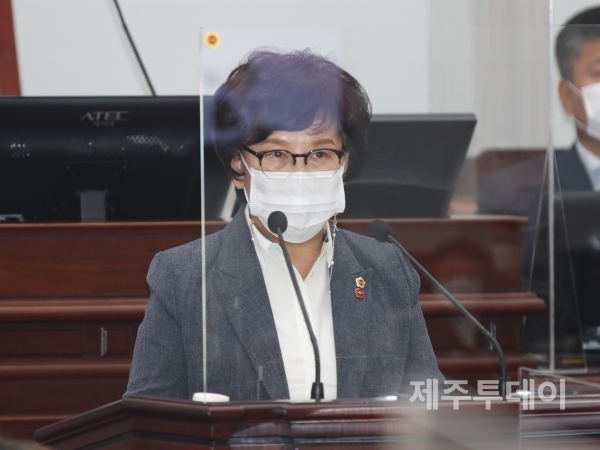 30일 강민숙 의원이 제주도의회 제388회 임시회 2차 본회의에서 5분 발언을 하고 있다. (사진=제주도의회 제공)