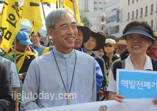 지난 10월 5일 생명평화대행진에 참가한 강우일 주교 모습.<제주투데이DB>