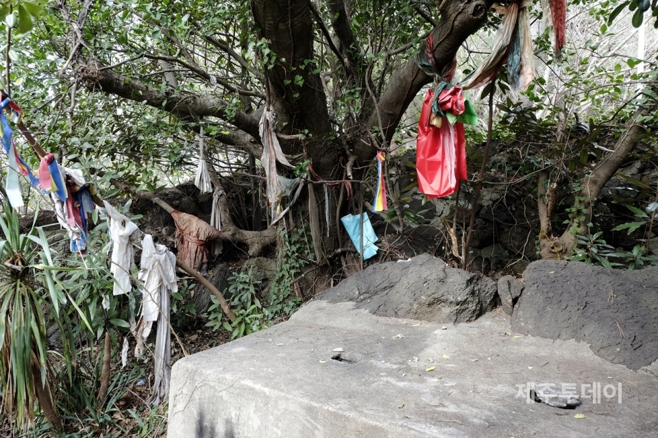 오름허릿당의 제단과 신이 드나드는 구멍인 궤. 돌멩이로 막아놓았다. (사진=김일영 작가)