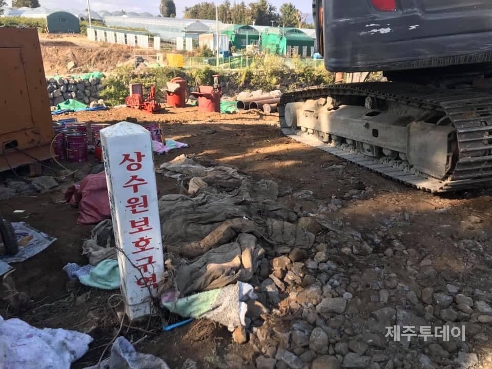 상수원보호구역에서 진행되는 강정해군기지 진입도로 공사.(사진=강정군사도로대응팀)