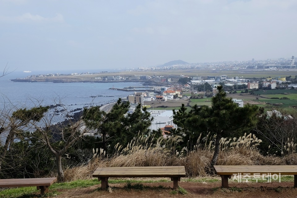 도두봉에서 바라본 제주 해안. 끝자락으로 길게 펼쳐진 곳이 제주공항 활주로다. (사진=김일영 작가)