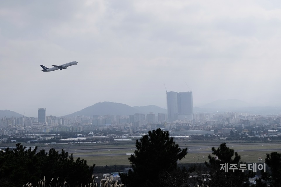 도두봉에서 바라본 비행기 이륙 장면. (사진=김일영 작가)