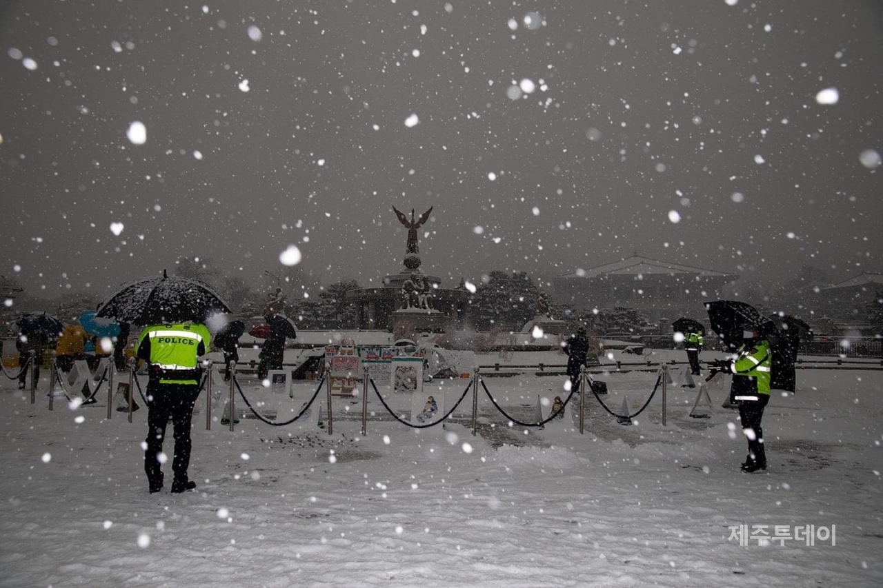 눈 내리는 겨울 밤, 김진숙의 복직과 노동존중사회를 요구하는 청와대 앞 노숙단식장. (사진=정택용)