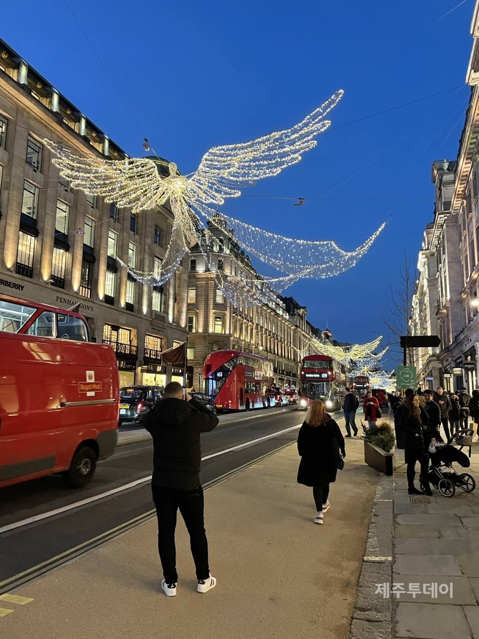 지난해 12월 17일 런던 시내의 거리. 기존의 크리스마스 시즌 치고는 한산한 편이지만 여전히 붐비는 거리에서도 마스크 착용을 하지 않은 사람들이 보인다. (사진=김지민)