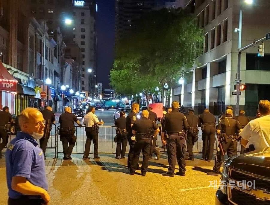 지난해 5월 31일 볼티모어 폭동 당시 흑인 사망 시위 경찰 방어막.(사진=박노경 만나24 편집장)