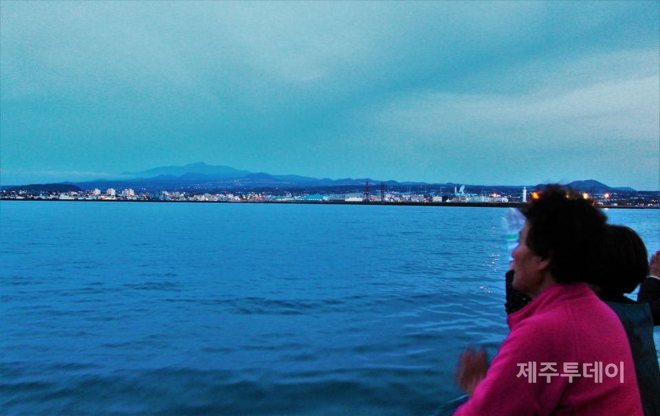 한림읍 한수리 영등굿에서 한라산을 향해 기도하는 해녀. (사진=한진오 제공)