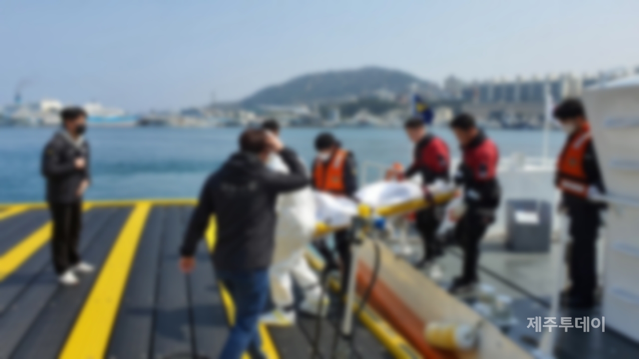 제주해양경찰서가 14일 제주항에서 발견된 시신을 옮기고 있다. (사진=제주해양경찰서)