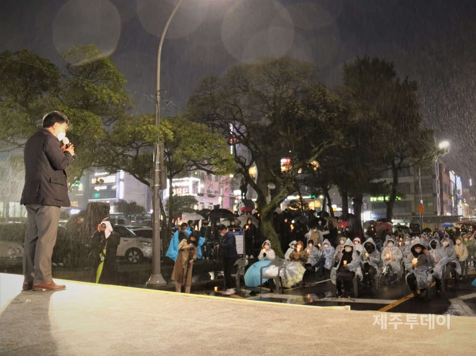 20일 오후 제주시청 종합민원실 앞에서 제주 제2공항 철회를 촉구하는 촛불집회가 열리고 있다. (사진=조수진 기자)