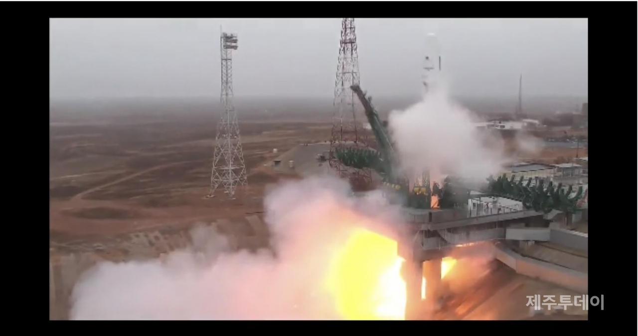 카자흐스탄 바이코누르 우주센터 발사장의 차세대중형위성 1호 발사 영상 갈무리