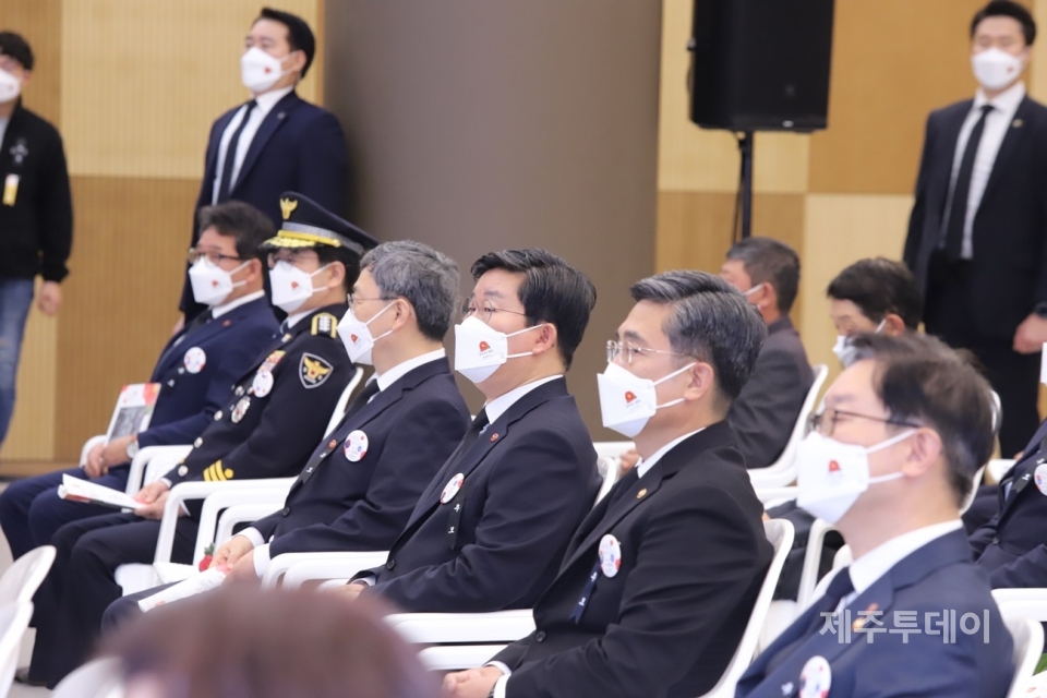3일 오전 제주4·3평화공원 내 제주4·3평화교육센터 1층 다목적홀에서 제73주년 제주4·3 희생자 추념식이 열리고 있다. (왼쪽에서 두 번째부터)김창룡 경찰청장, 정근식 진실화해위원장, 전해철 행안부장관, 서욱 국방부장관, 박범계 법무부장관. (사진=공동취재단)