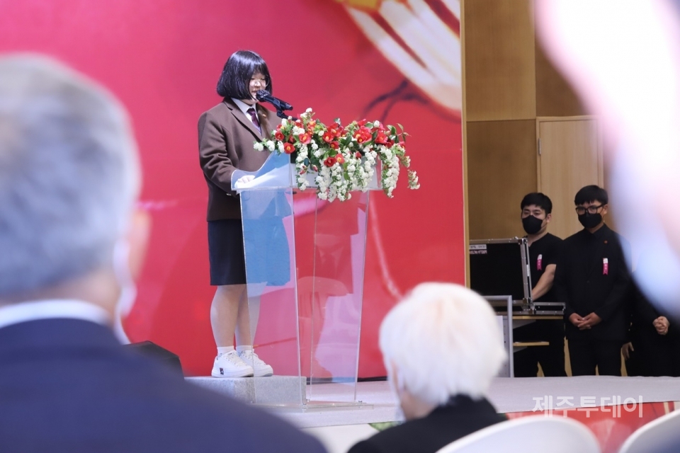 3일 오전 제주4·3평화공원 내 제주4·3평화교육센터 1층 다목적홀에서 열린 제73주년 제주4·3 희생자 추념식에서 문재인 대통령이 추념사를 하고 있다. (사진=공동취재단)