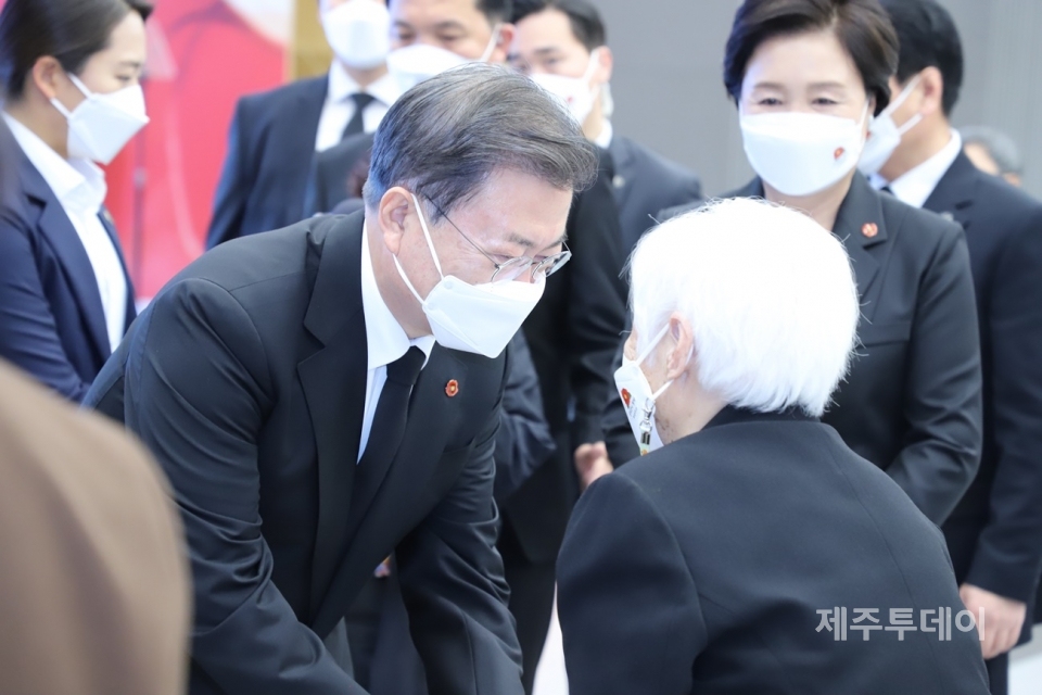 3일 오전 제주4·3평화공원 내 제주4·3평화교육센터 1층 다목적홀에서 열린 제73주년 제주4·3 희생자 추념식에서 문재인 대통령(왼쪽)과 유족 손민규 어르신(오른쪽)이 인사하고 있다. (사진=공동취재단)