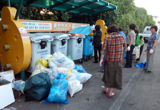 서귀포시 남원읍 클린환경감시단이 클린하우스 주변 쓰레기 무단투기 단속을 실시하고 있다.