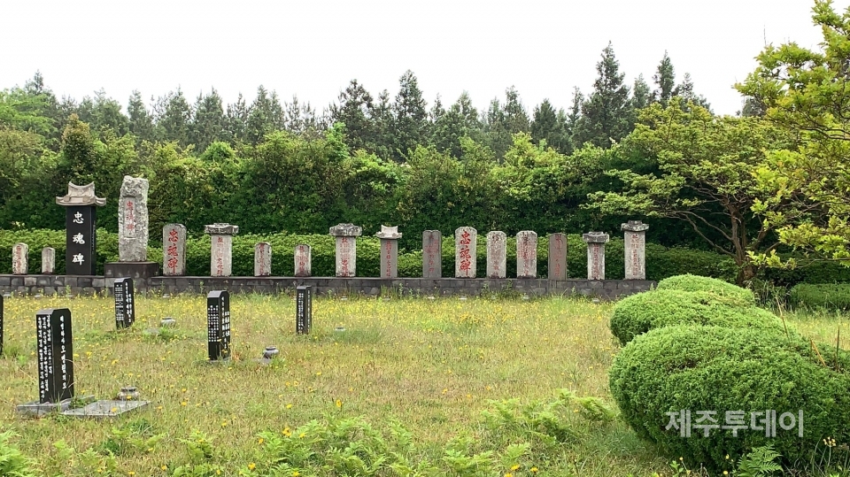 남원읍 충혼묘지 내에 세워진 ‘의귀전투’ 전사자 4인의 묘비. 묘비는 가운데 쪽에 있다. (사진=㈔)제주다크투어 제공)