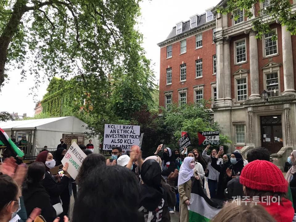 '킹스 칼리지 런던' 학생들은 지난 5월 스트랜드 캠퍼스, 워털루 캠퍼스, 가이 캠퍼스를 행진하며  ‘팔레스타인 행동의 날 (Palestine Day of Action)’ 날 캠페인을 벌였다.