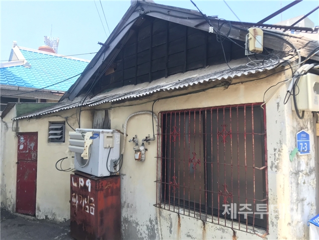 석산이네 국수가게(1920년대~1945년, 삼도이동). 상부 외벽의 목판재를 보면 적산가옥이었음을 알 수 있다. (사진=고봉수 제공)
