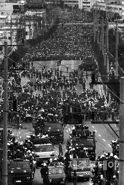 1987년 8월 18일 현대중공업에서 출발해 남목고개를 넘어 시청을 향해 행진하고 있는 울산 현대그룹 노동자들 (출처=민주화운동기념사업회)