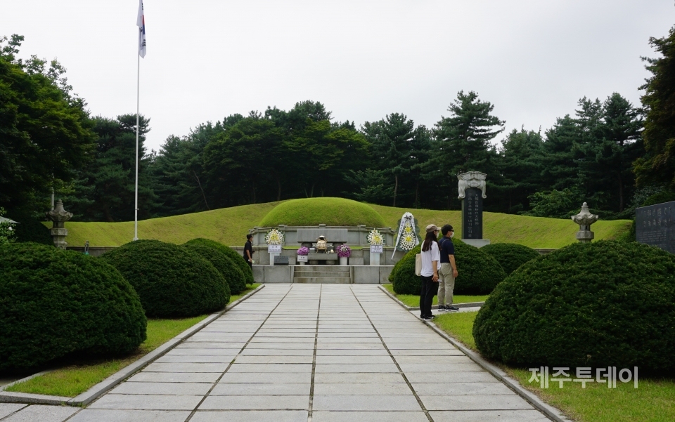 지난 12일 오전 제주4·3 도외 유적지 조사단이 서울국립현충원을 찾았다. 이승만 대통령 묘소. (사진=조수진 기자)