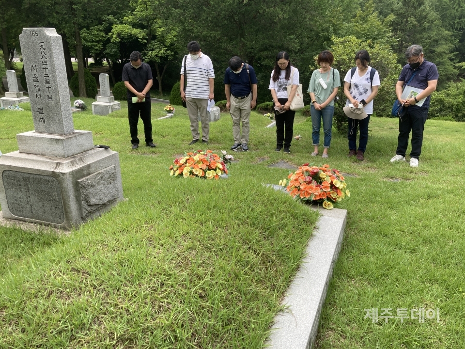 지난 12일 오전 제주4·3 도외 유적지 조사단이 서울국립현충원에 안장된 김익렬 장군의 묘소 앞에서 묵념을 하고 있다. (사진=제주4·3 도외 유적지 조사단)
