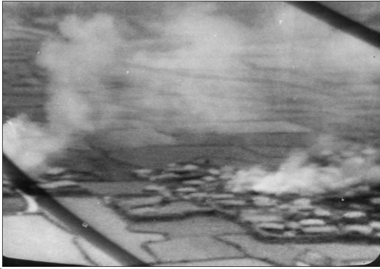 불타는 오라리마을. 미군정찰기가 공중에서 촬영한 이 모습은 기록영화의 한 장면으로 나온다(1948. 5. 1)  <기록영화「제주도의 메이데이」에서> 4.3진상조사보고서