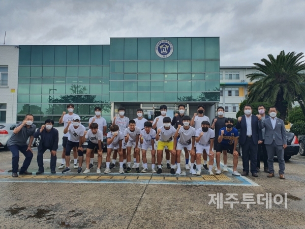 서귀포고등학교는 지난 11일 총동창회에서 학교발전기금 500만원을 기탁했다고 12일 밝혔다. (사진=제주특별자치도교육청 제공)