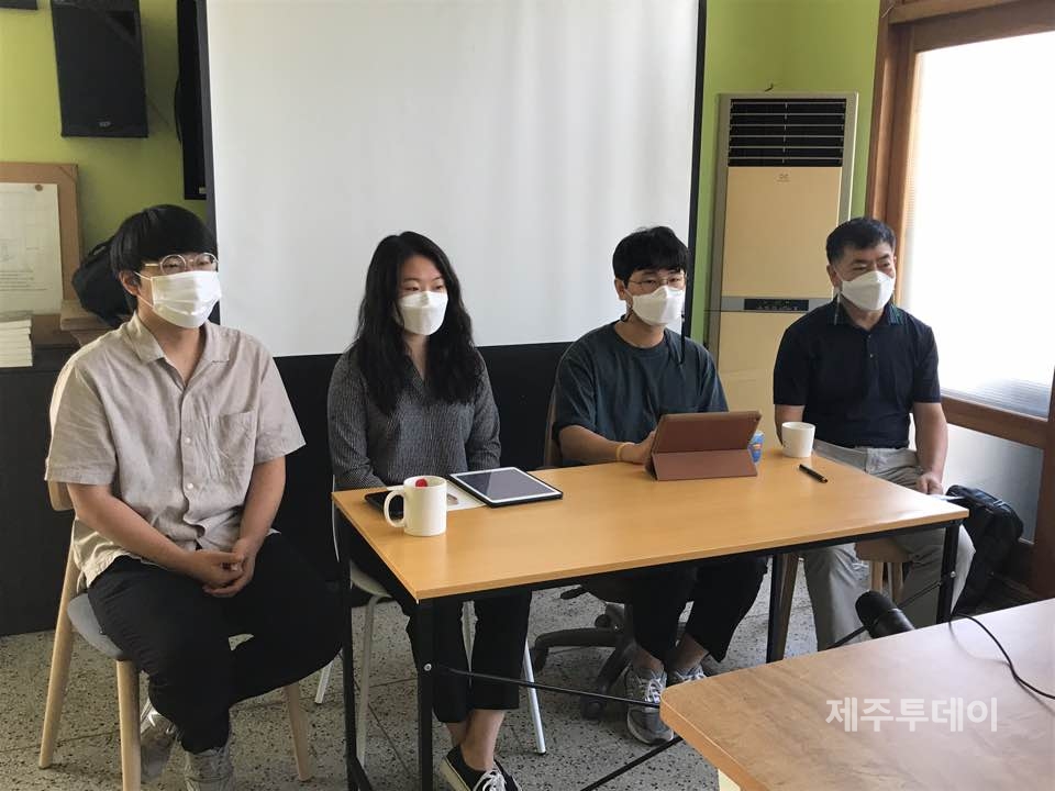 왼쪽부터 강보배 전국청년네트워크 사무국장, 양희주 제주여민회 사무국장, 박건도 시민정치연대 제주가치 사무처장, 이날 사회는 사회 맡은 박찬식 박사(사진=박소희 기자)