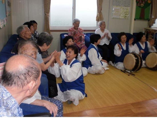 노형동민속보존회가 노인복지시설인 '연화원'을 방문하여 어르신들에게 즐거움을 선하고 있다.